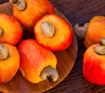 quelques fruits cajou surface bois 70216 8593