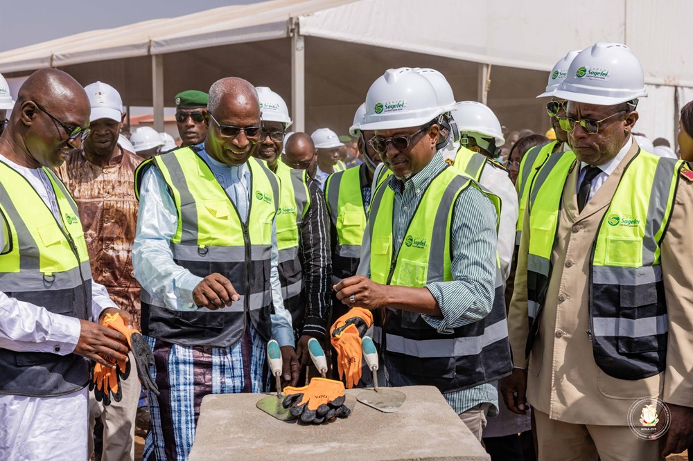 Pose de la premiere pierre de lERAM de Kindia
