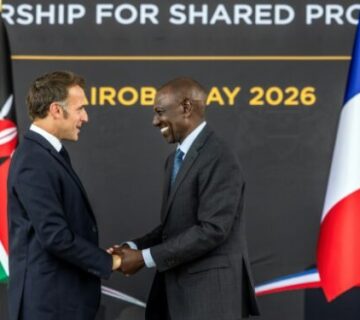 Le president francais emmanuel macron a gauche et le president kenyan wil 750x375 1 360x320