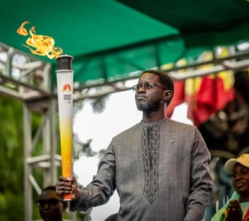 Bassirou Diomaye Faye qui recoit la flamme olympique des Jeux olympiques de la jeunesse JOJ Dakar 2026 le 12 juin 2026 au Palais de la Republique 1068x712 jpg 360x320