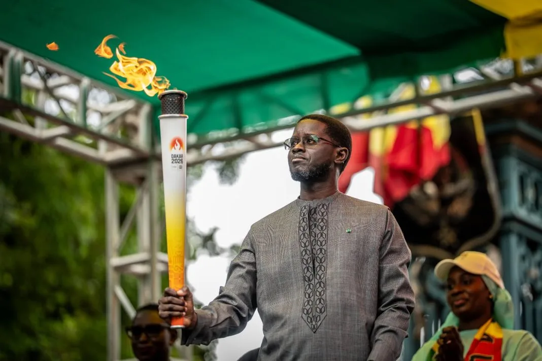 Bassirou Diomaye Faye qui recoit la flamme olympique des Jeux olympiques de la jeunesse JOJ Dakar 2026 le 12 juin 2026 au Palais de la Republique 1068x712 jpg