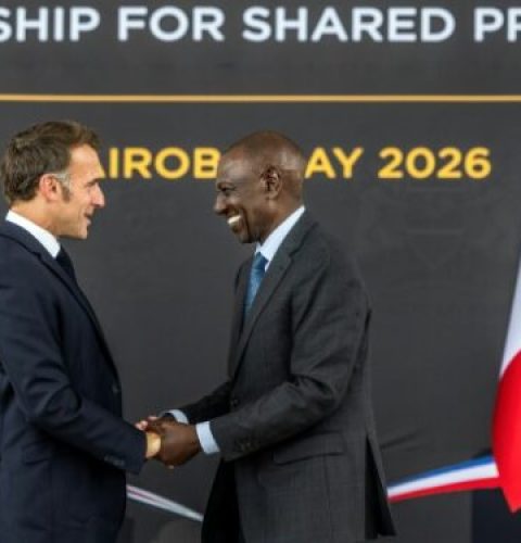 le-president-francais-emmanuel-macron-a-gauche-et-le-president-kenyan-wil-750x375